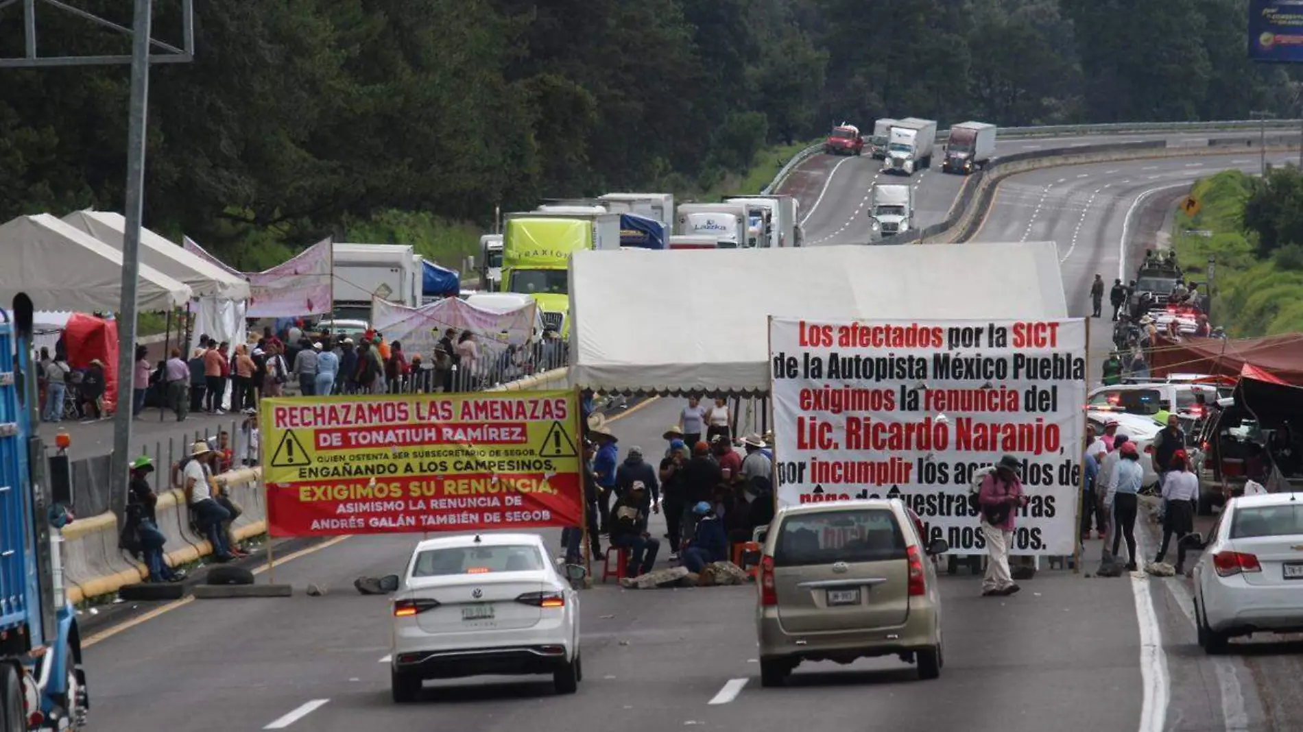 Bloqueo en autopista mexico puebla por pobladores de Tlahuapan